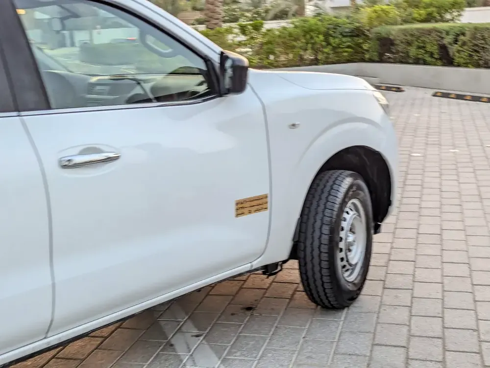 NISSAN NAVARA 2022 GCC 4X4 V4 2.5L AUTOMATIC LOW MILEAGE IN EXCELLENT CONDITION - Image 13