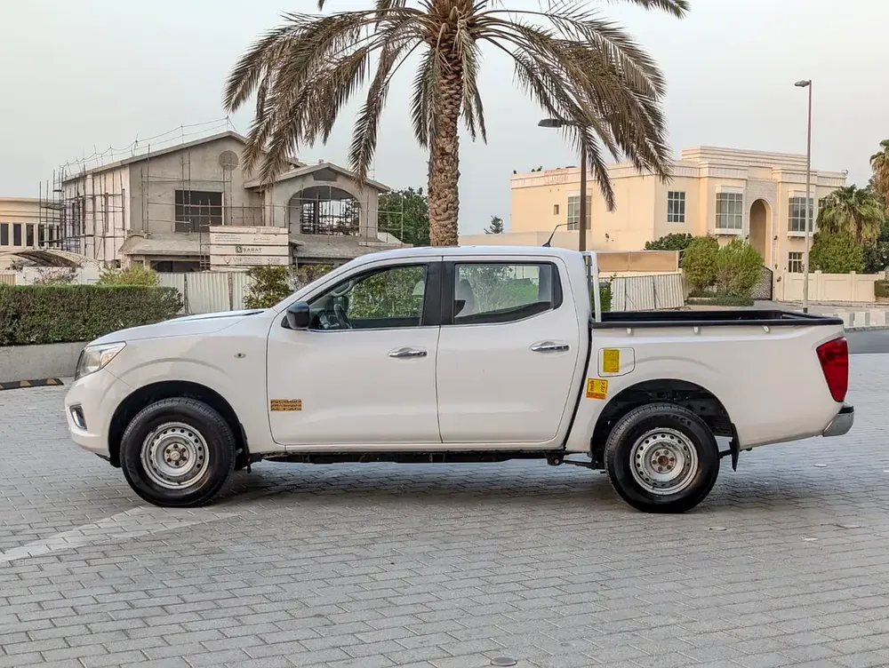 NISSAN NAVARA 2022 GCC 4X4 V4 2.5L AUTOMATIC LOW MILEAGE IN EXCELLENT CONDITION - Image 16
