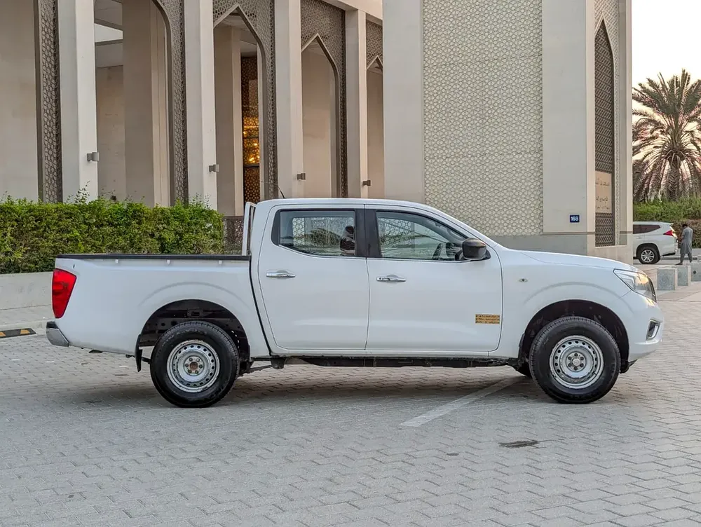 NISSAN NAVARA 2022 GCC 4X4 V4 2.5L AUTOMATIC LOW MILEAGE IN EXCELLENT CONDITION - Image 17