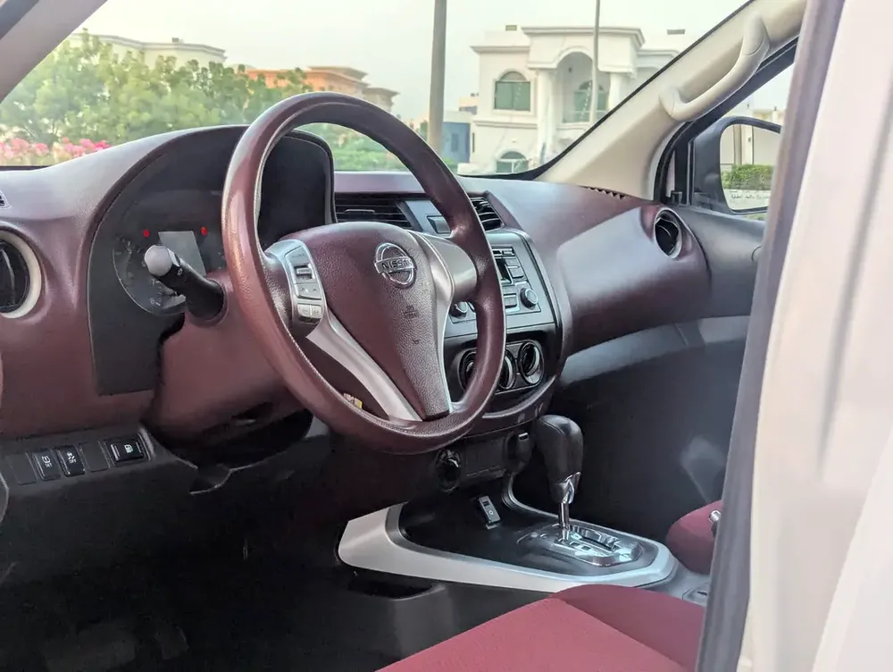 NISSAN NAVARA 2022 GCC 4X4 V4 2.5L AUTOMATIC LOW MILEAGE IN EXCELLENT CONDITION - Image 8