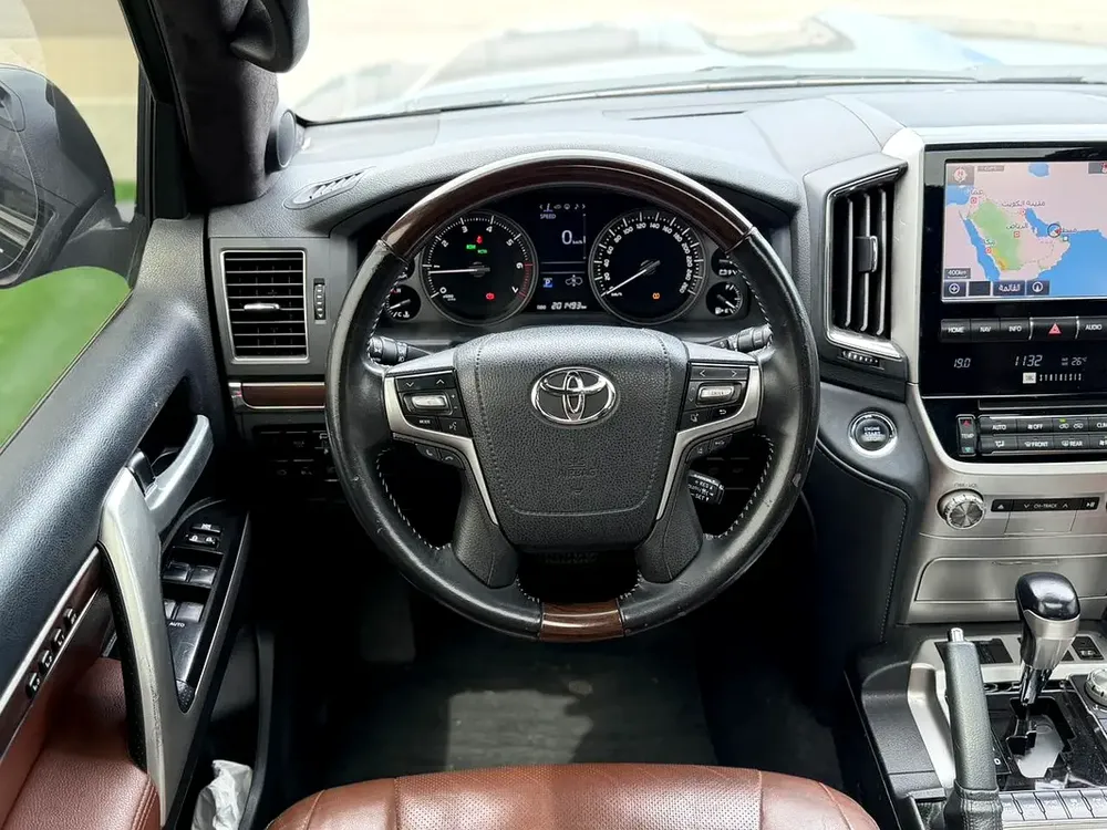 Toyota Land Cruiser VXR Black Edition 2018 GCC Specs - Image 11