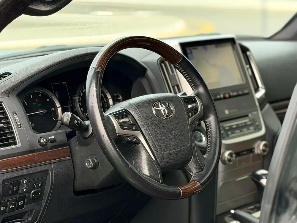 Toyota Land Cruiser VXR Black Edition 2018 GCC Specs - Image 12