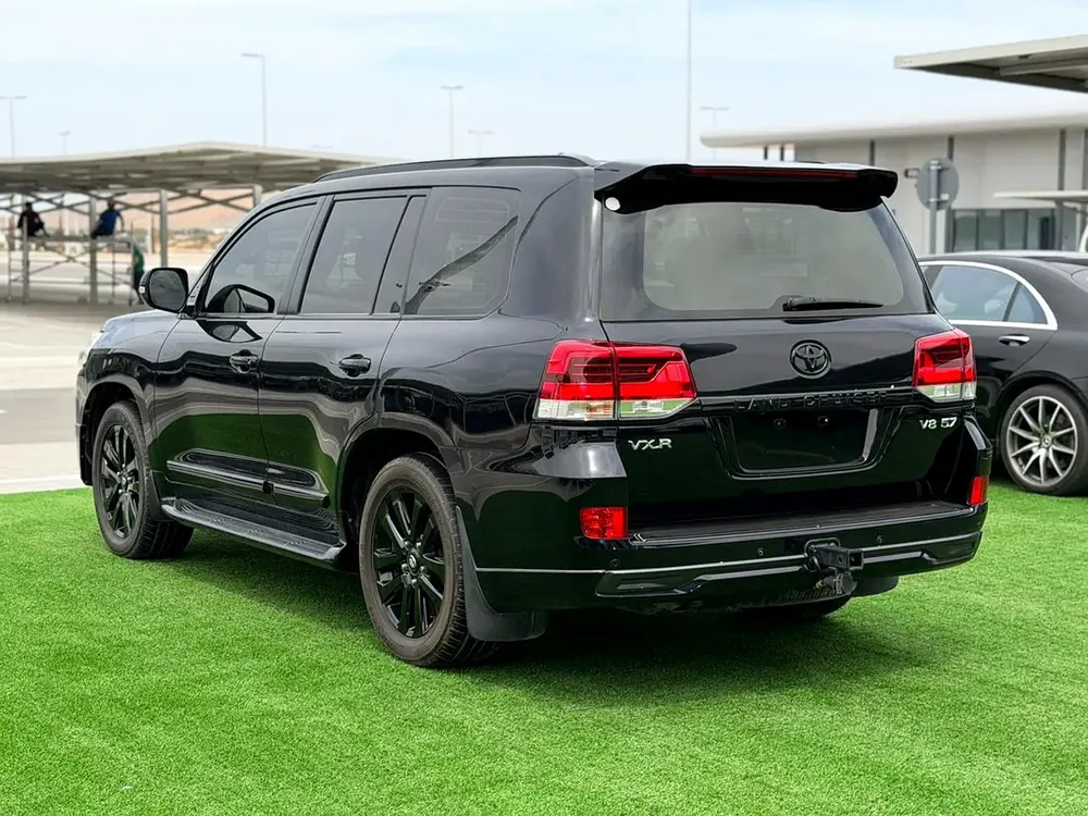 Toyota Land Cruiser VXR Black Edition 2018 GCC Specs - Image 4