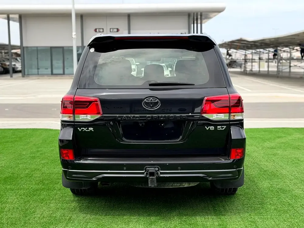 Toyota Land Cruiser VXR Black Edition 2018 GCC Specs - Image 5