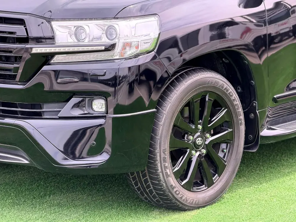 Toyota Land Cruiser VXR Black Edition 2018 GCC Specs - Image 8