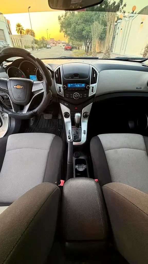 Chevrolet Cruze LS, GCC Specs, Well maintained, Excellent condition, Lady driven - Image 10