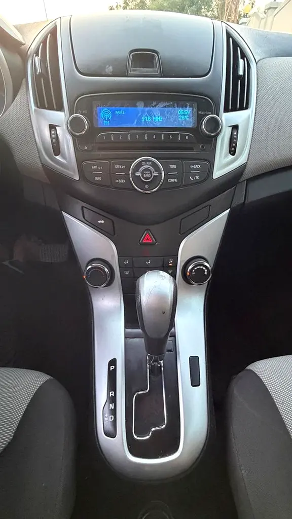 Chevrolet Cruze LS, GCC Specs, Well maintained, Excellent condition, Lady driven - Image 12