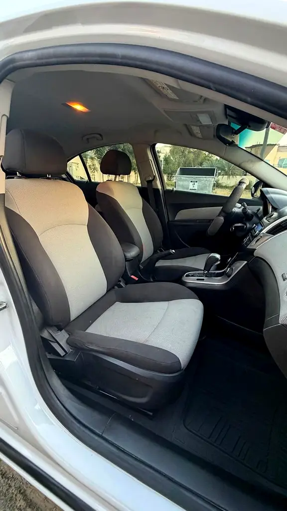 Chevrolet Cruze LS, GCC Specs, Well maintained, Excellent condition, Lady driven - Image 14