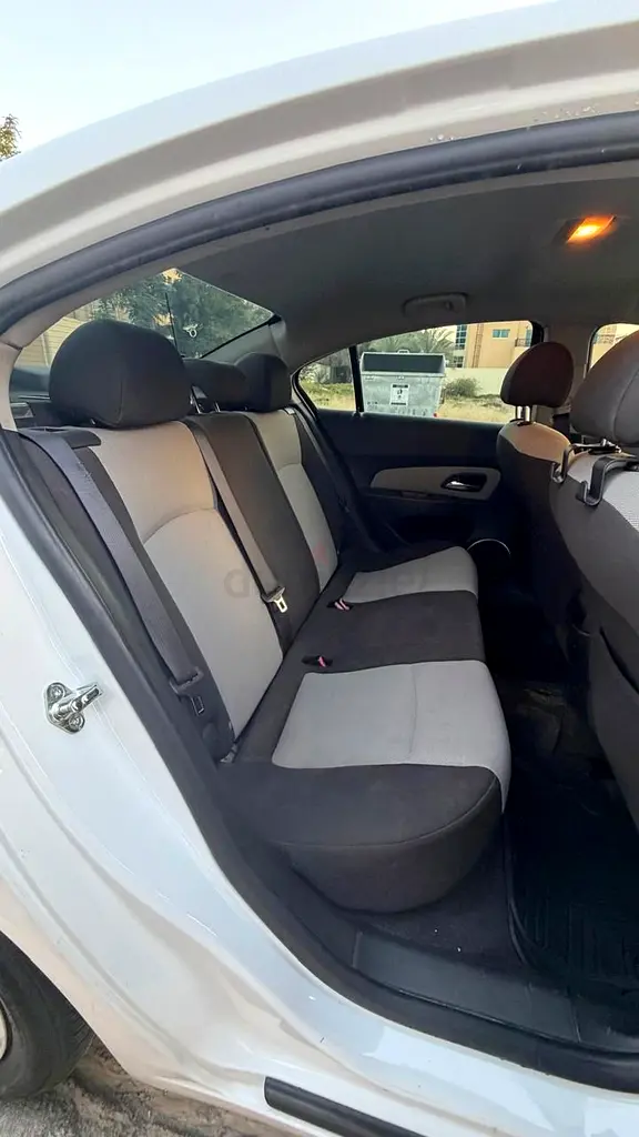Chevrolet Cruze LS, GCC Specs, Well maintained, Excellent condition, Lady driven - Image 16