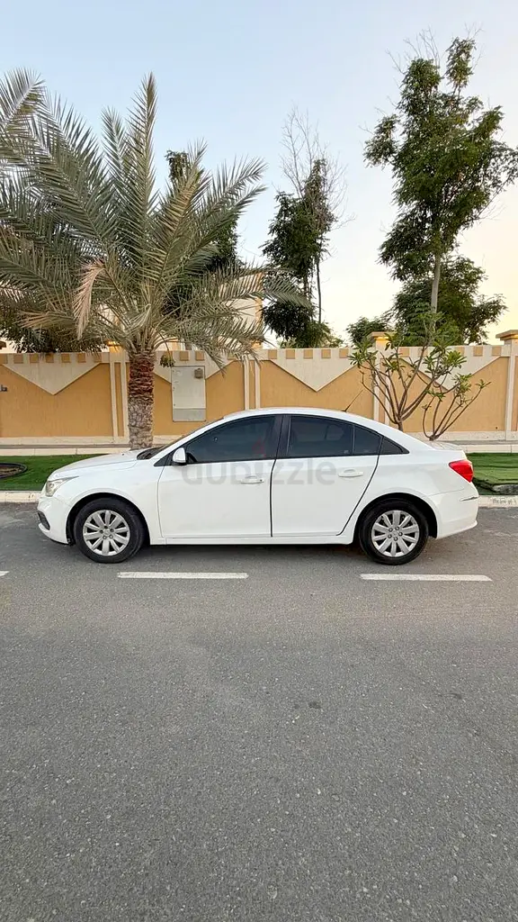 Chevrolet Cruze LS, GCC Specs, Well maintained, Excellent condition, Lady driven - Image 4