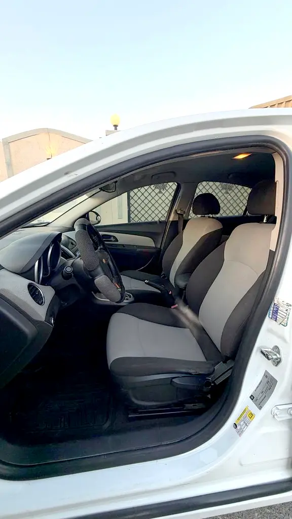 Chevrolet Cruze LS, GCC Specs, Well maintained, Excellent condition, Lady driven - Image 9