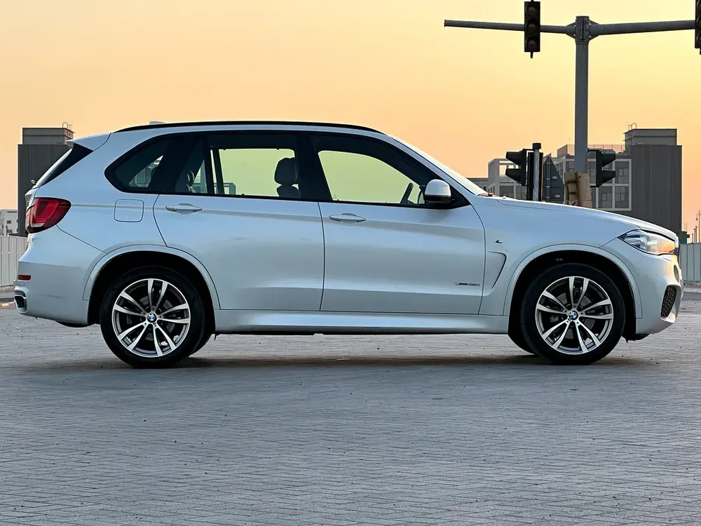 BMWX5 MODEL 2017 GCC CAR PERFECT CONDITION INSIDE AND OUTSIDE FULL OPTION PANORAMIC ROOF - Image 4
