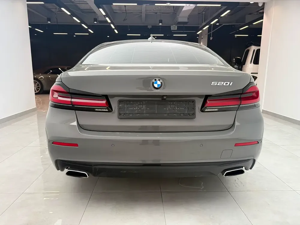 2021 BMW 520i | GCC Specs | Well Maintained | Premium Interior - Image 4