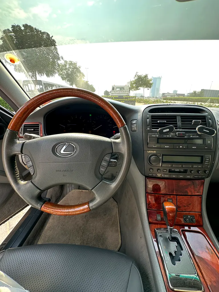 Lexus LS 430 2004 GCC Specs - Pristine Condition - Image 4