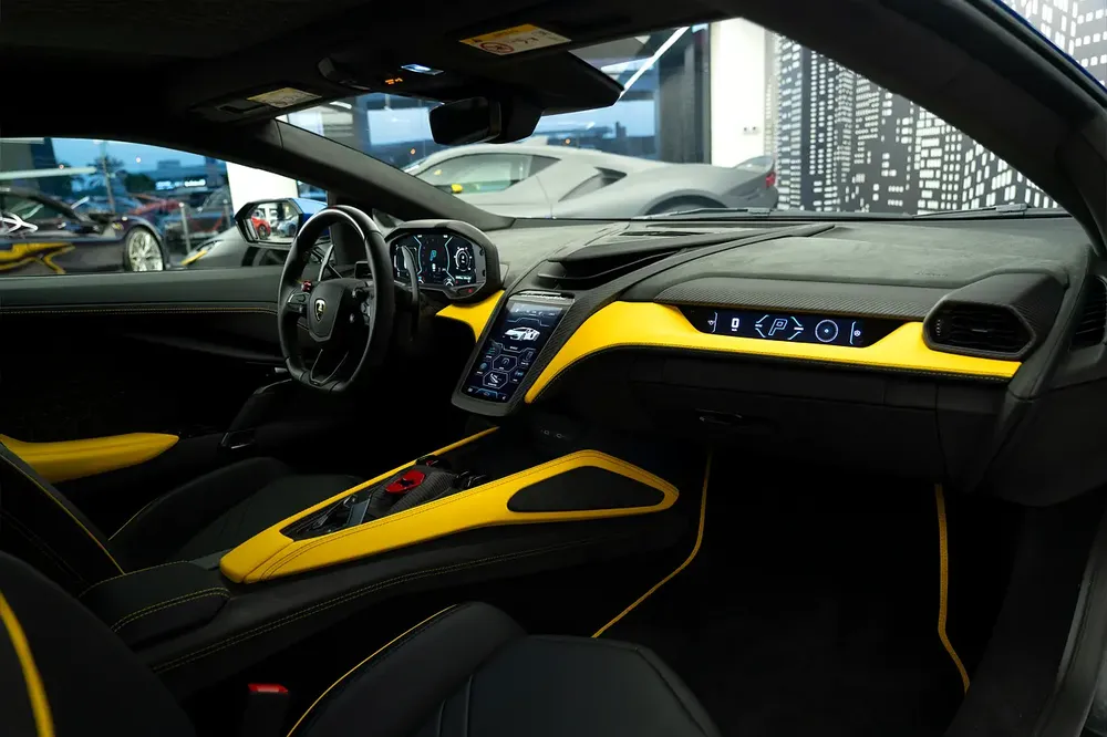 LAMBORGHINI | REVUELTO | GCC SPECS | DEALER WARRANTY + SERVICE CONTRACT - Image 10