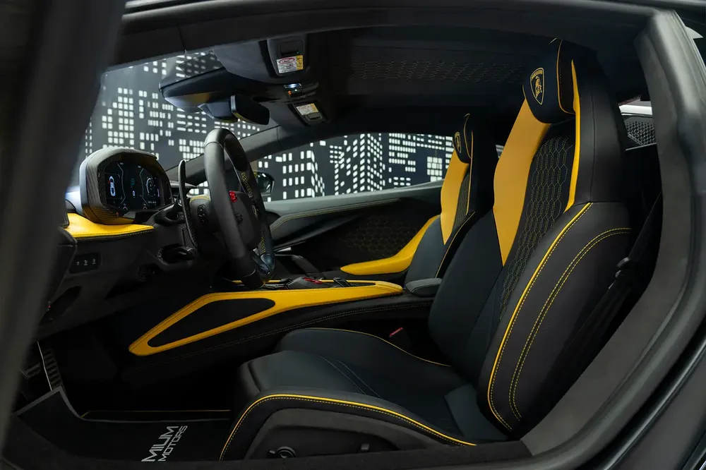 LAMBORGHINI | REVUELTO | GCC SPECS | DEALER WARRANTY + SERVICE CONTRACT - Image 15