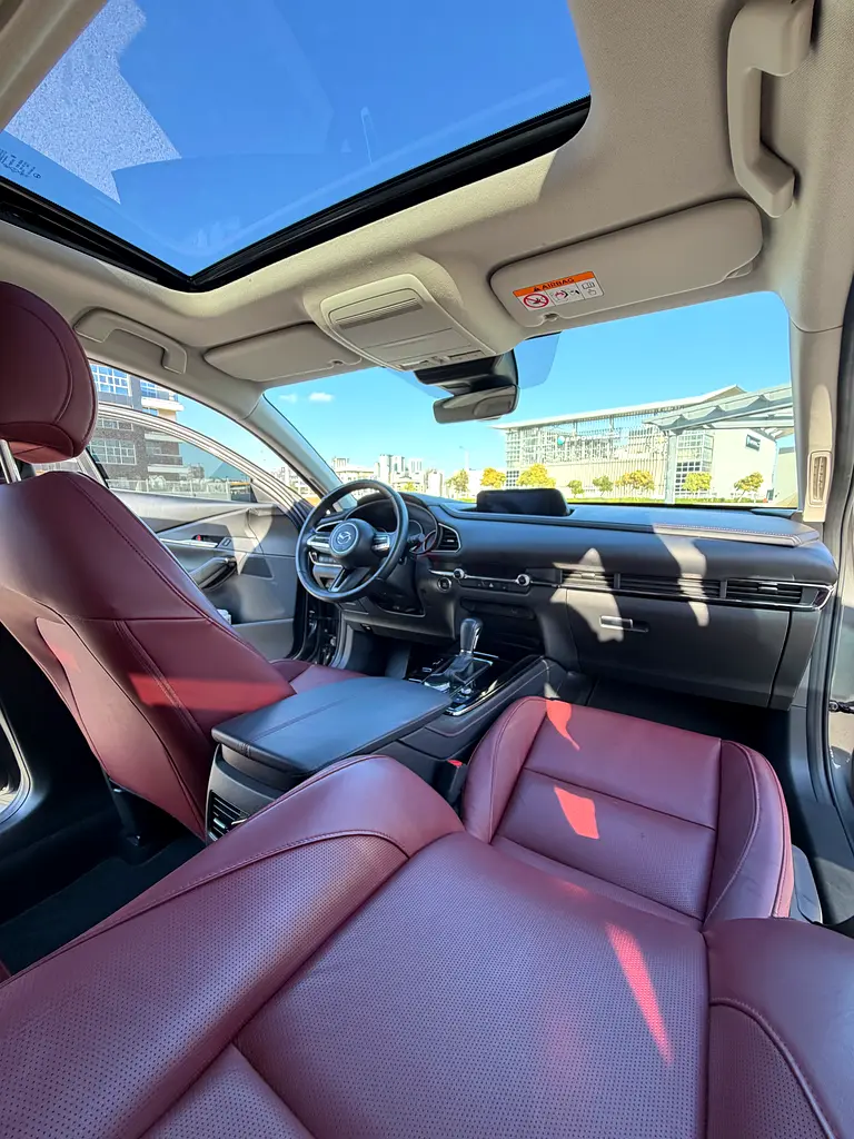 Clean Title, full service in mazda guarantee continue - Image 8