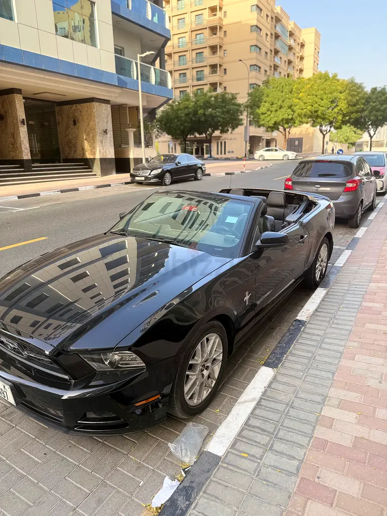 2014 convertible mustang in a mint condition - Image 4