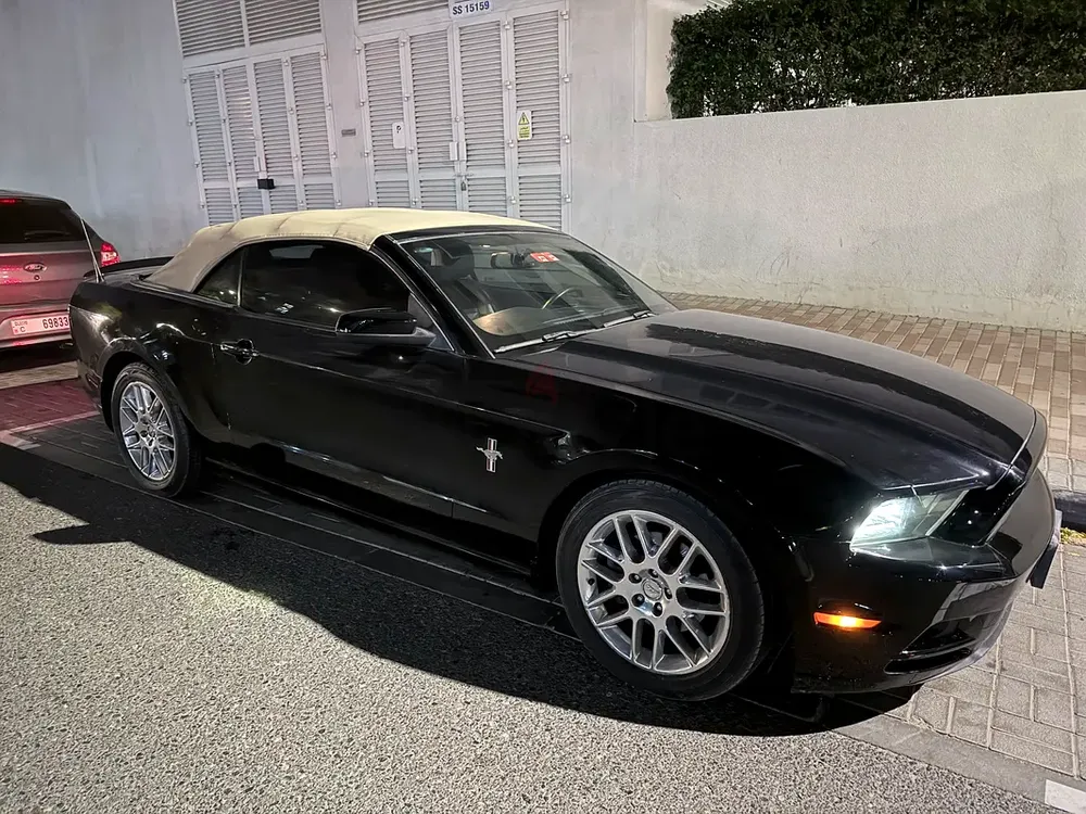 2014 convertible mustang in a mint condition - Image 5
