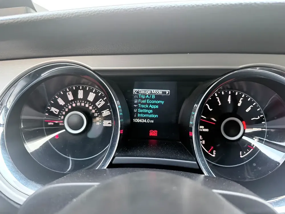2014 convertible mustang in a mint condition - Image 9