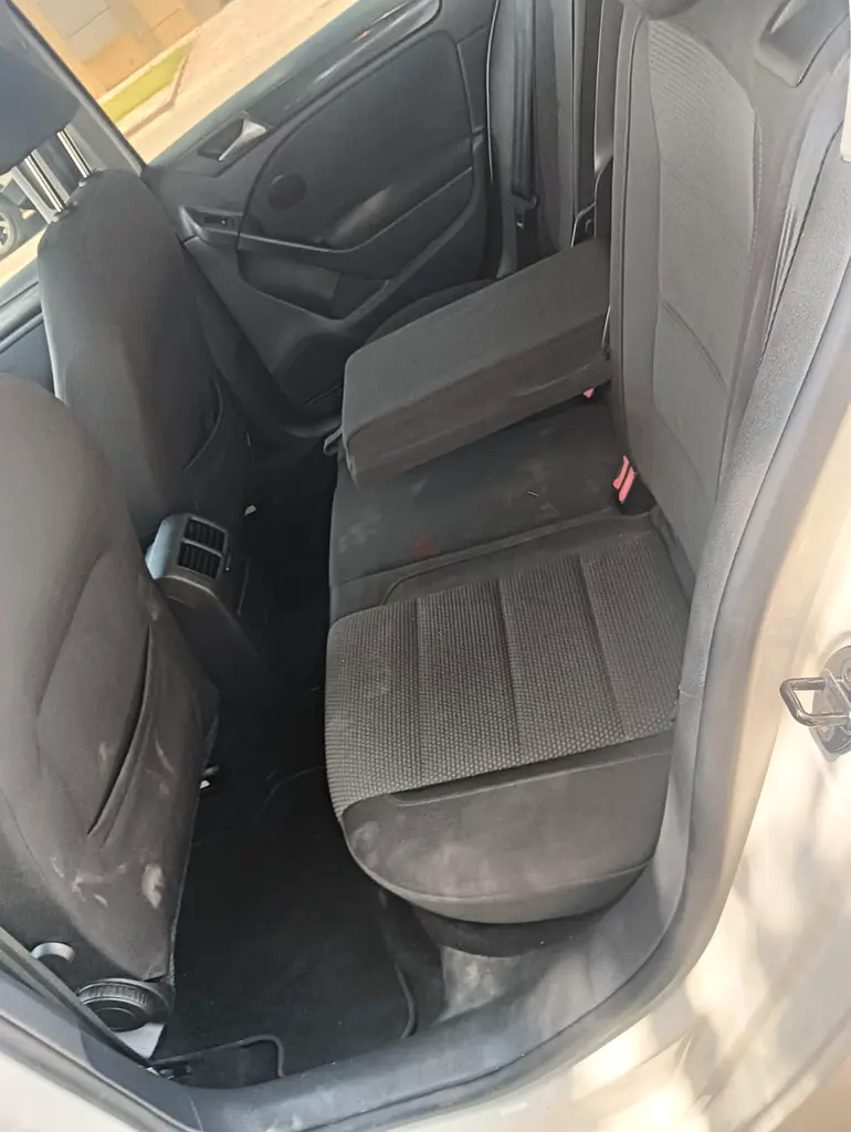 Lady driving beutiyfull super clean car for sale ajernt. - Image 6