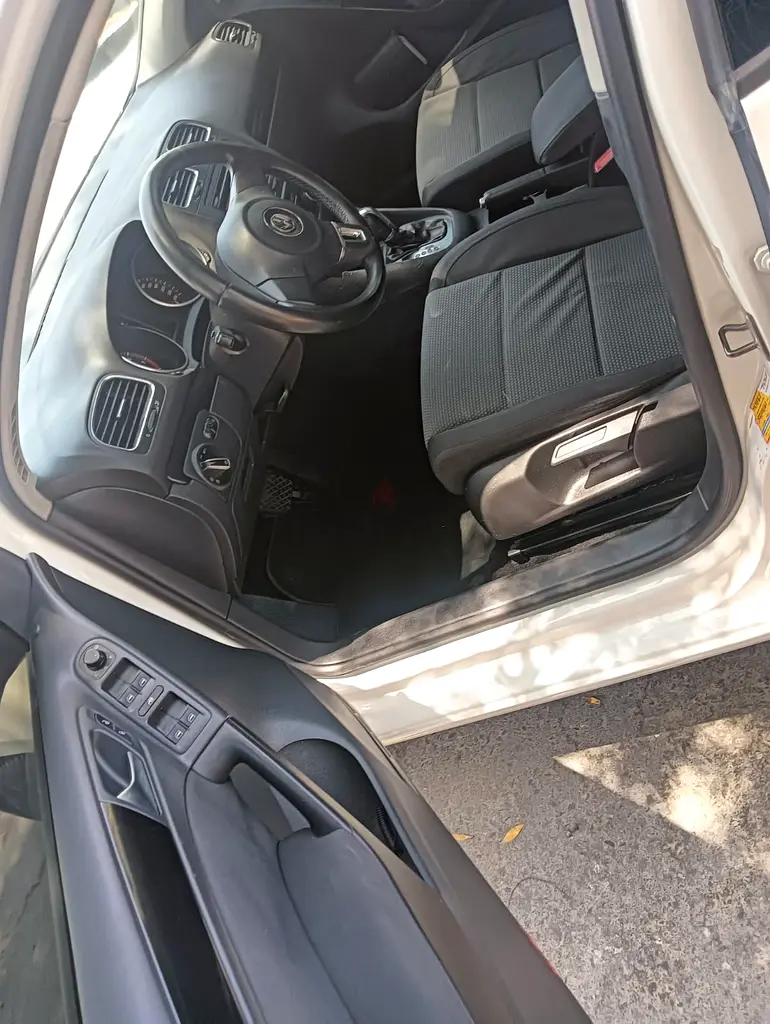 Lady driving beutiyfull super clean car for sale ajernt. - Image 7