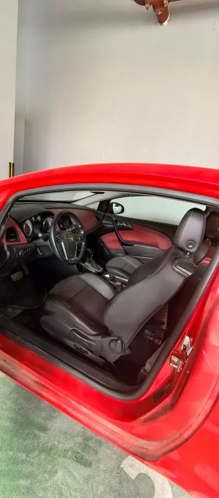Opel Astra GTC 2016 - GCC Specs - Excellent Condition, Well Maintained with new tires  battery - Image 6