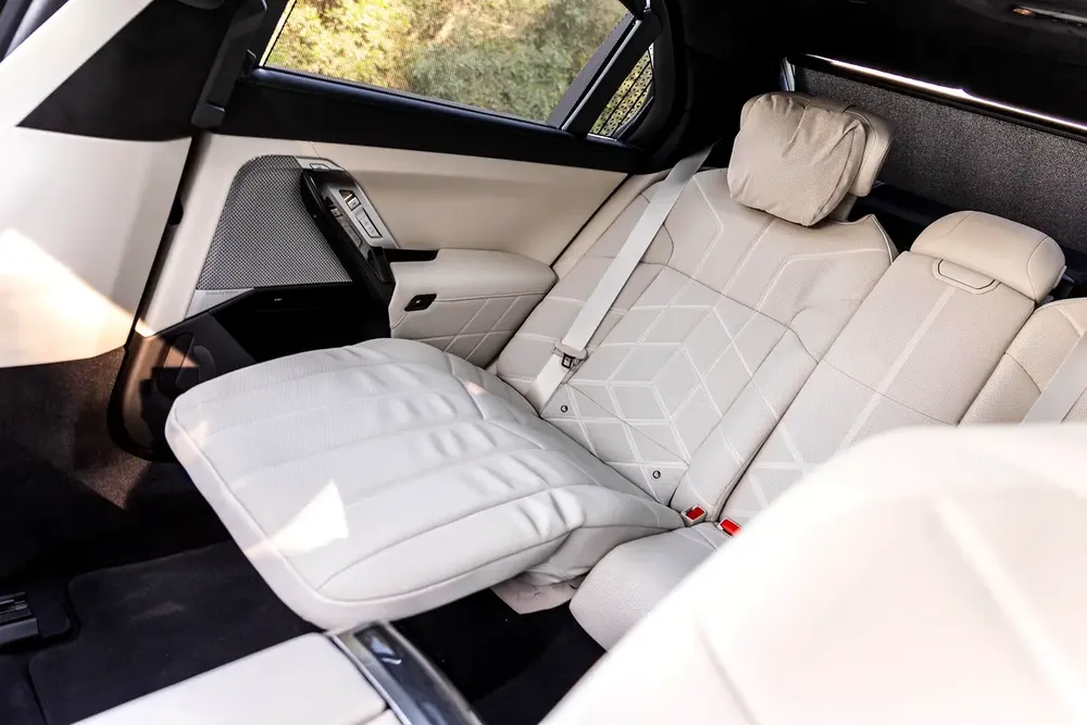 BMW 735i M SPORT INDIVIDUAL || 2026 || MASTER CLASS || UNDER WARRANTY || GCC || SMOKE WHITE INTERIOR - Image 10