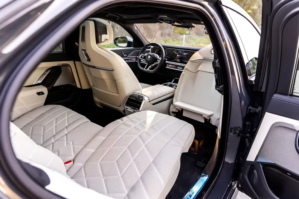 BMW 735i M SPORT INDIVIDUAL || 2026 || MASTER CLASS || UNDER WARRANTY || GCC || SMOKE WHITE INTERIOR - Image 11