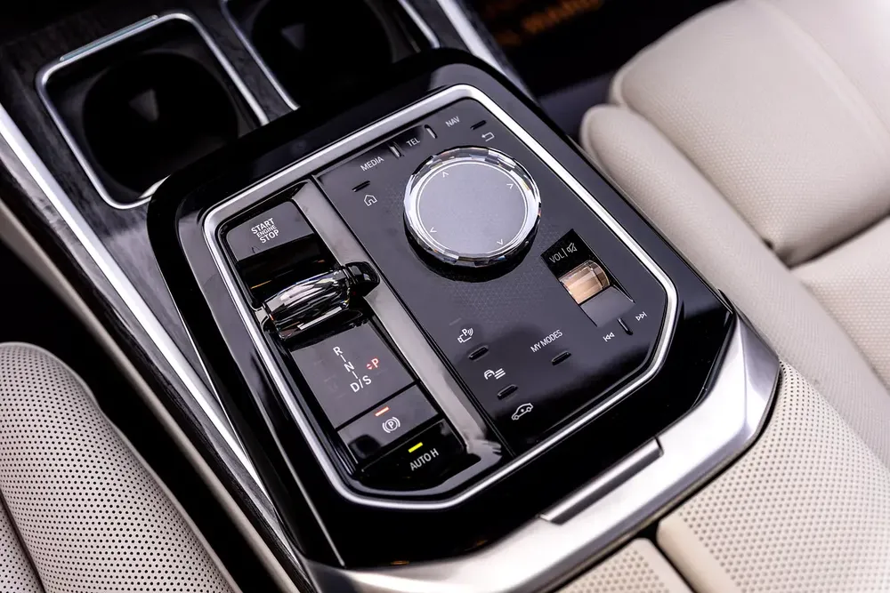 BMW 735i M SPORT INDIVIDUAL || 2026 || MASTER CLASS || UNDER WARRANTY || GCC || SMOKE WHITE INTERIOR - Image 15