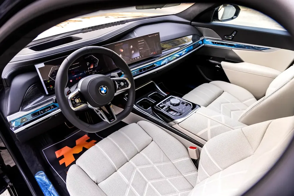 BMW 735i M SPORT INDIVIDUAL || 2026 || MASTER CLASS || UNDER WARRANTY || GCC || SMOKE WHITE INTERIOR - Image 7