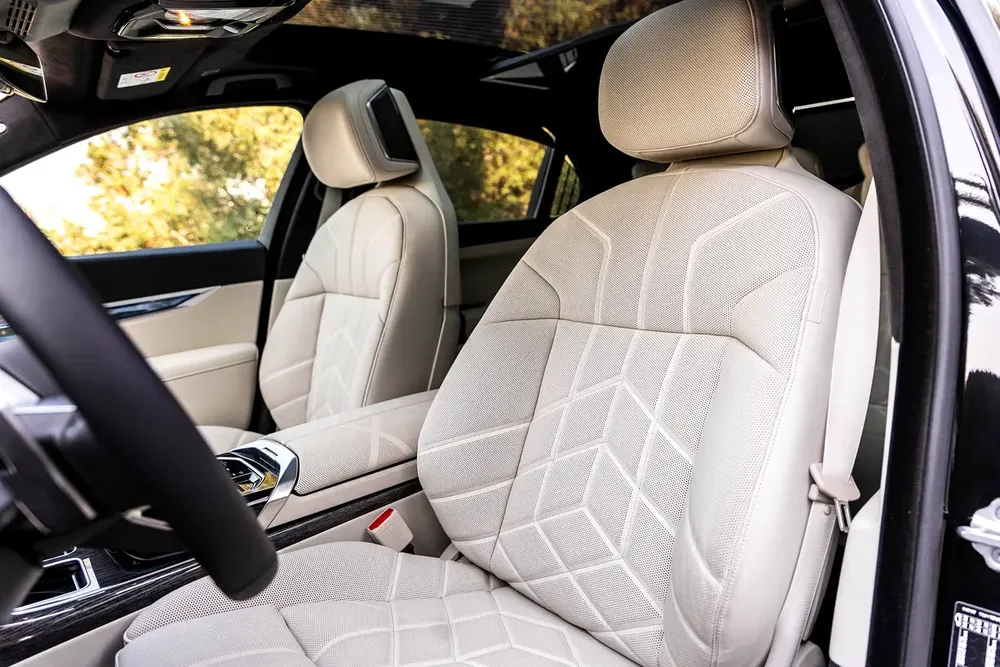 BMW 735i M SPORT INDIVIDUAL || 2026 || MASTER CLASS || UNDER WARRANTY || GCC || SMOKE WHITE INTERIOR - Image 8