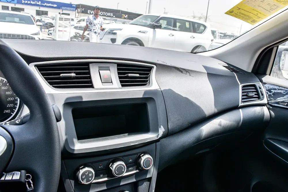 New 2025 Nissan Sylphy with sunroof - Image 10