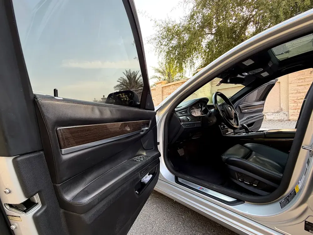 BMW 750Li M power 2012, full options, super clean car, low mileage, family use - Image 11
