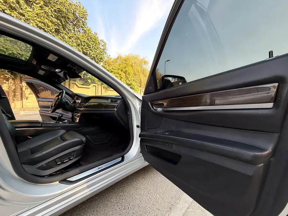 BMW 750Li M power 2012, full options, super clean car, low mileage, family use - Image 12