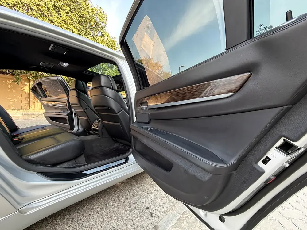 BMW 750Li M power 2012, full options, super clean car, low mileage, family use - Image 17