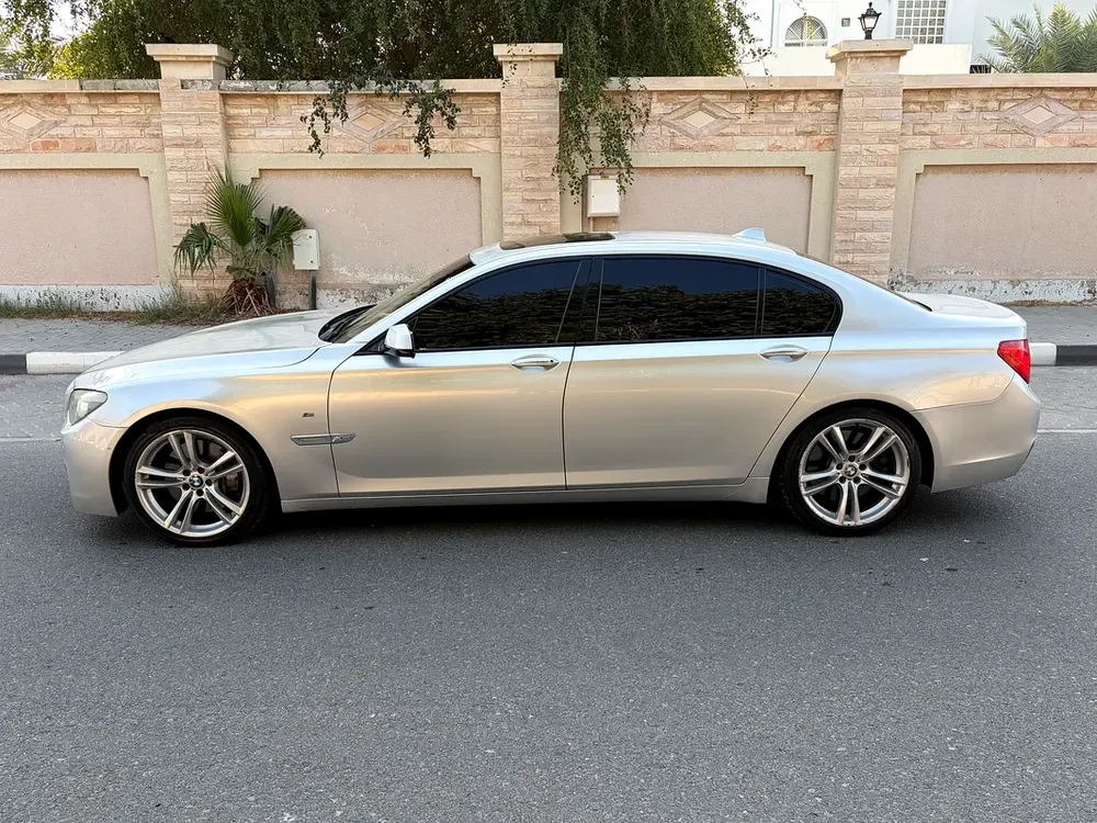 BMW 750Li M power 2012, full options, super clean car, low mileage, family use - Image 18
