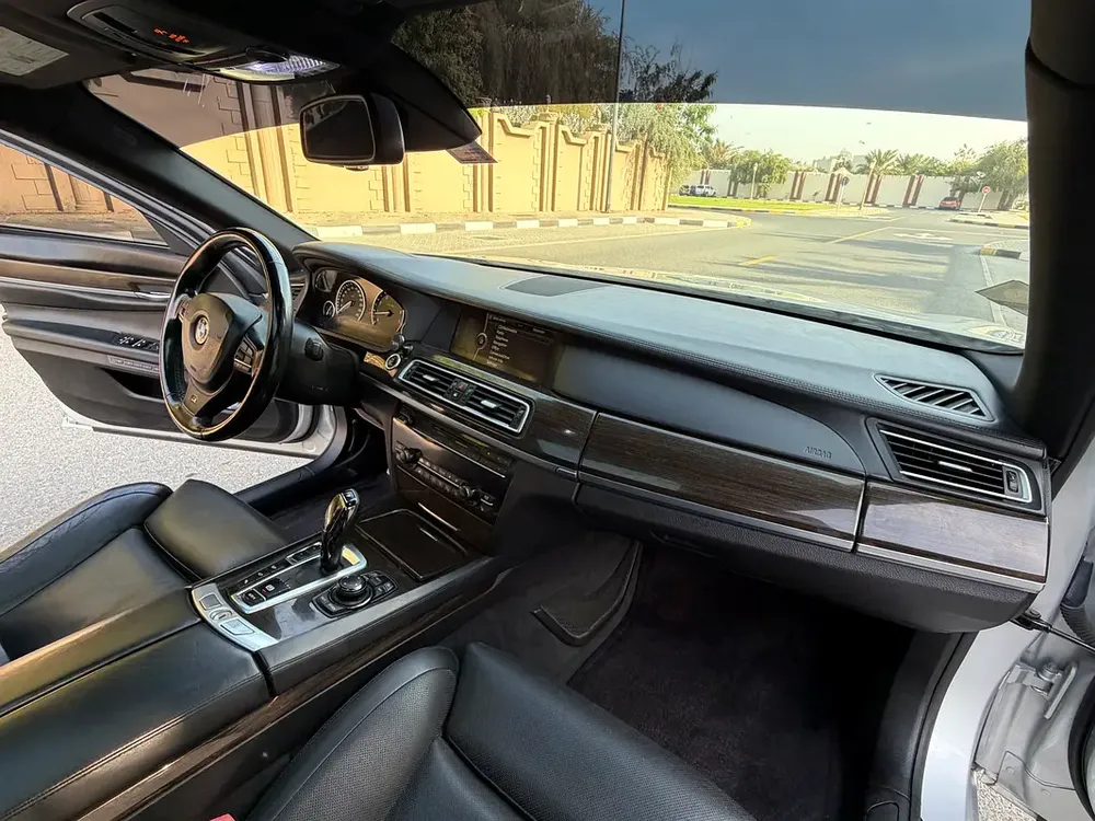 BMW 750Li M power 2012, full options, super clean car, low mileage, family use - Image 5