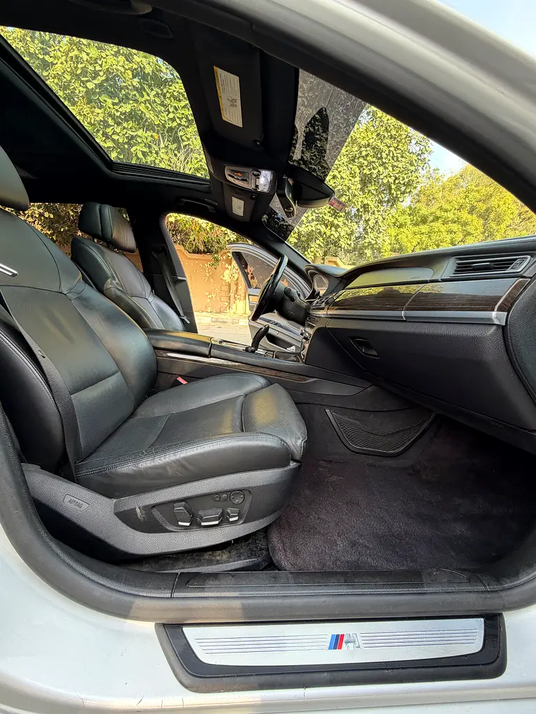 BMW 750Li M power 2012, full options, super clean car, low mileage, family use - Image 9
