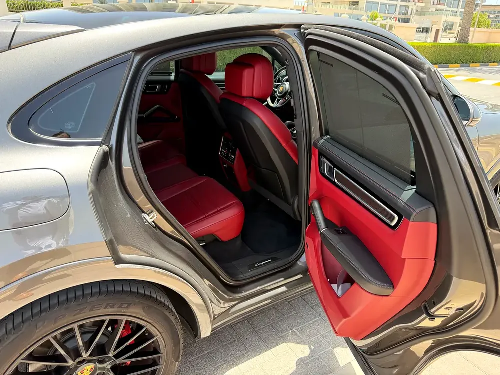 Porsche Cayenne GTS 2021 | GCC Specs | immaculate condition | under warranty - Image 5