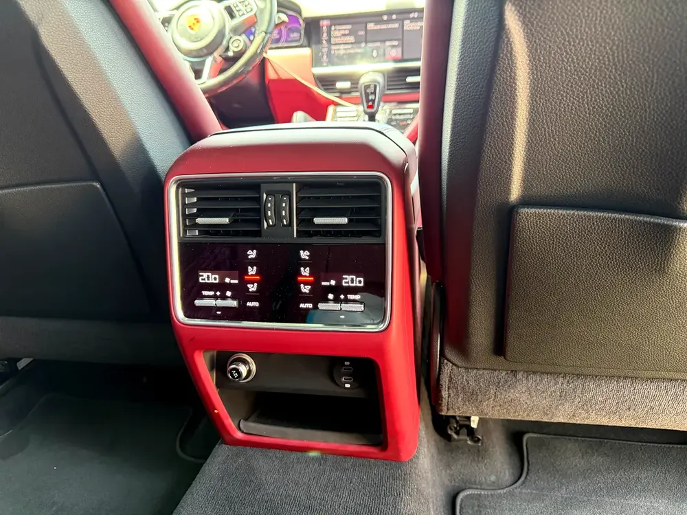 Porsche Cayenne GTS 2021 | GCC Specs | immaculate condition | under warranty - Image 6