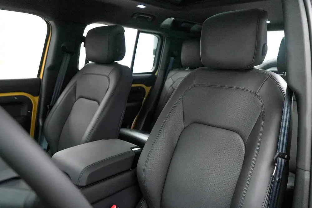 2026 LANDROVER DEFENDER 110 P400 TROPHY EDITION / GCC  / DEALER WARRANTY AND SERVICE CONTRACT - Image 11