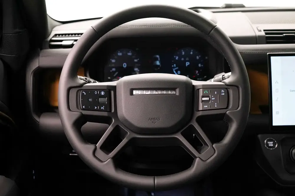 2026 LANDROVER DEFENDER 110 P400 TROPHY EDITION / GCC  / DEALER WARRANTY AND SERVICE CONTRACT - Image 9