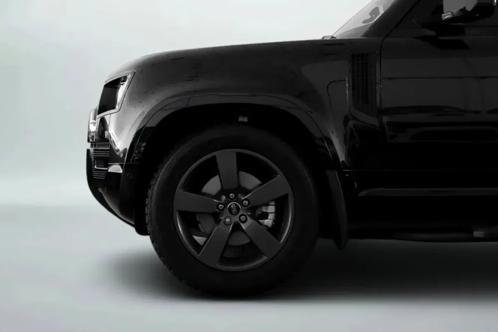 2025 Land Rover Defender 110 SE (P300) - GCC Specs - Brand New! - Image 6