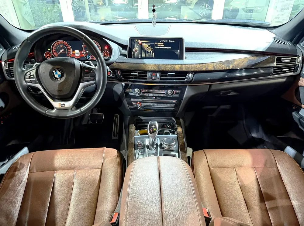 GCC Specs . Full Option . Excellent Condition . V6 Engine 3.0L - Image 11