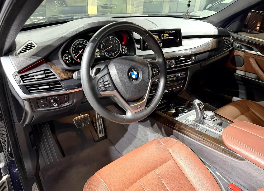 GCC Specs . Full Option . Excellent Condition . V6 Engine 3.0L - Image 8