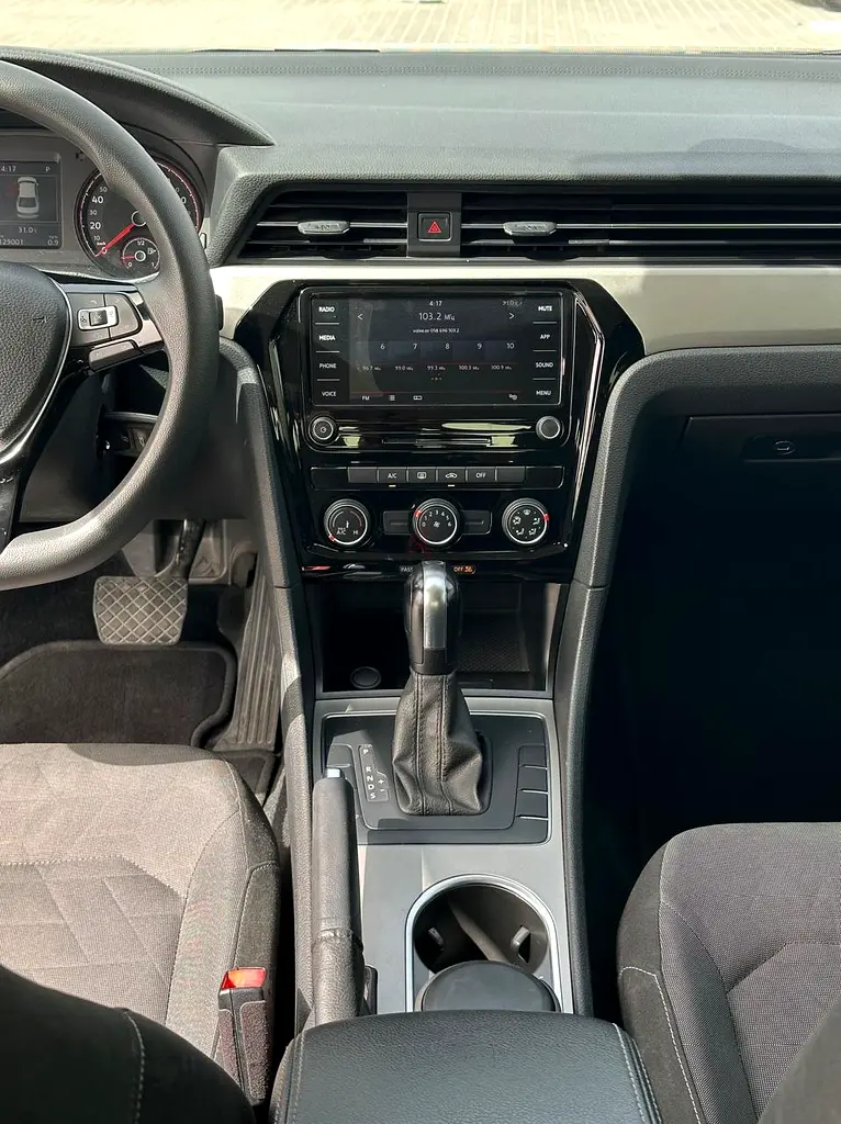 Volkswagen Passat 2020 GCC Specs - Well Maintained Sedan - Image 4