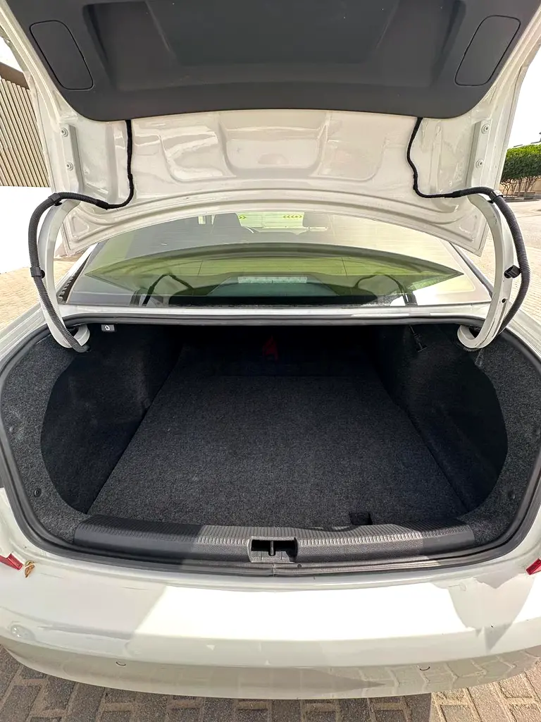 Volkswagen Passat 2020 GCC Specs - Well Maintained Sedan - Image 8