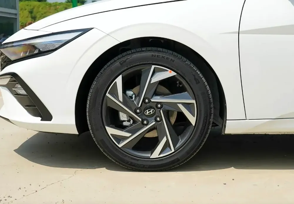 Hyundai Elantra GLX Elite - Image 16