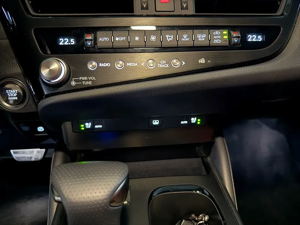 GCC LEXUS ES350 F SPORT / UNDER WARRANTY AND SERVICE CONTRACT - Image 18